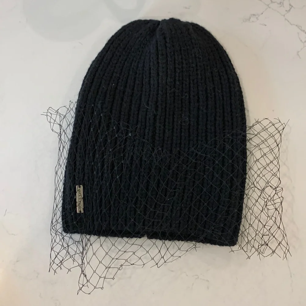Valentina
Soia & Kyo Mesh Classic knit toque - Picture 1 of 5